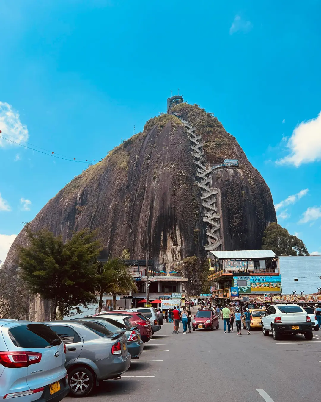 Relájate con vistas impresionantes en la Piedra del Peñol
