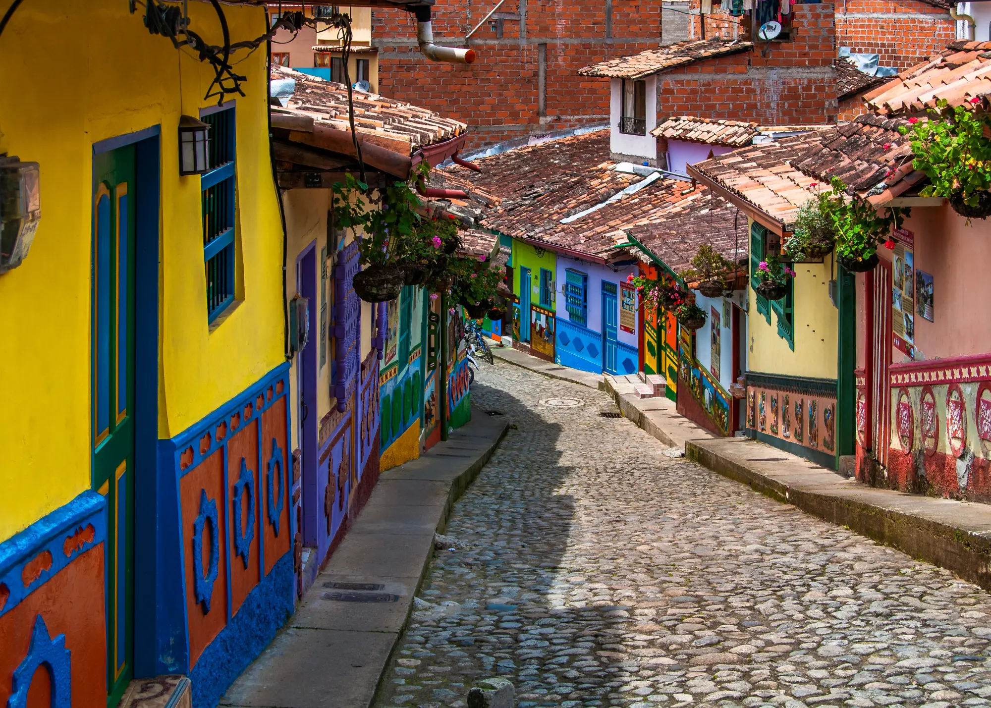 Disfruta de las coloridas calles de Guatapé