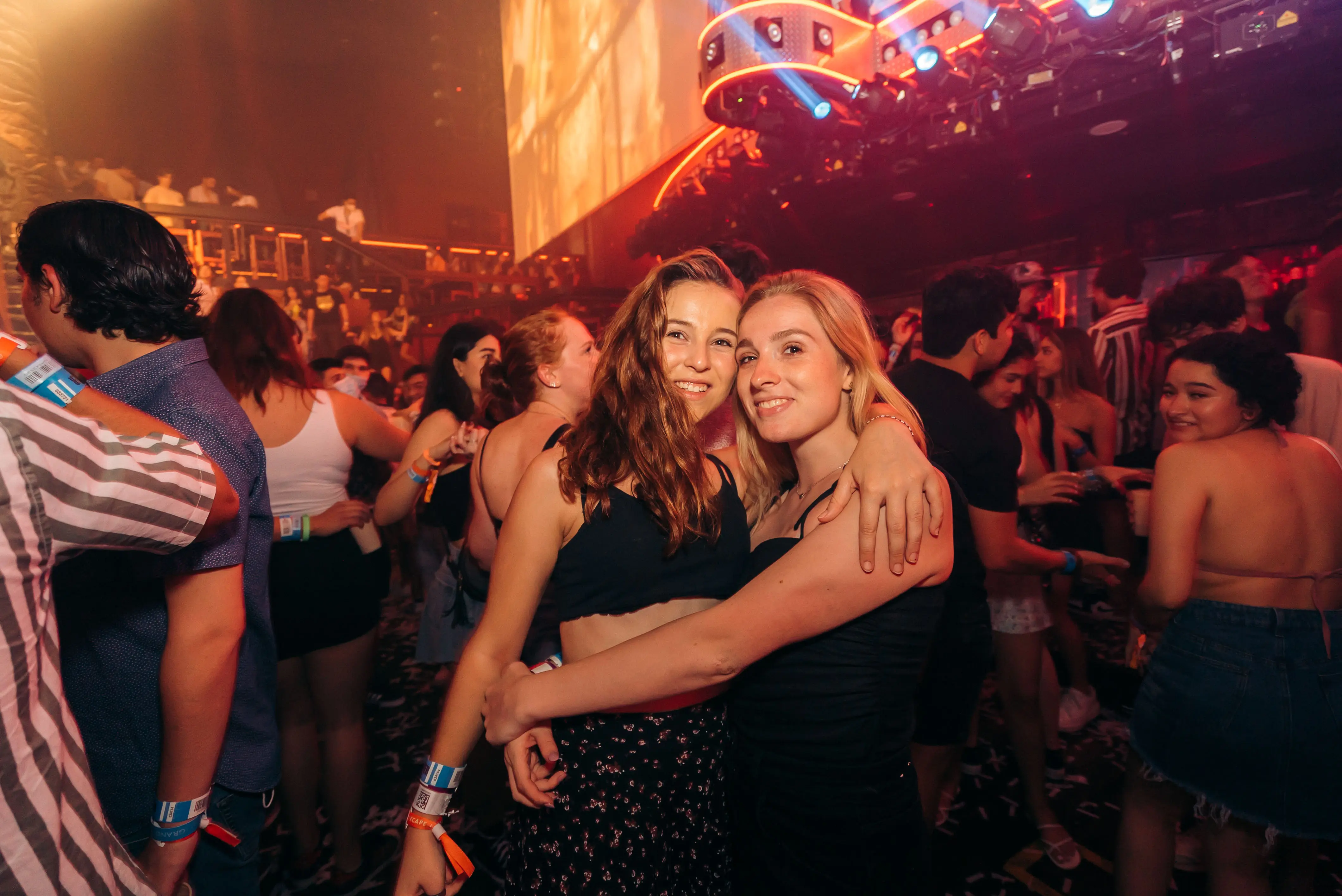 Disfruta una noche llena de fiesta y espectáculos con Xcape