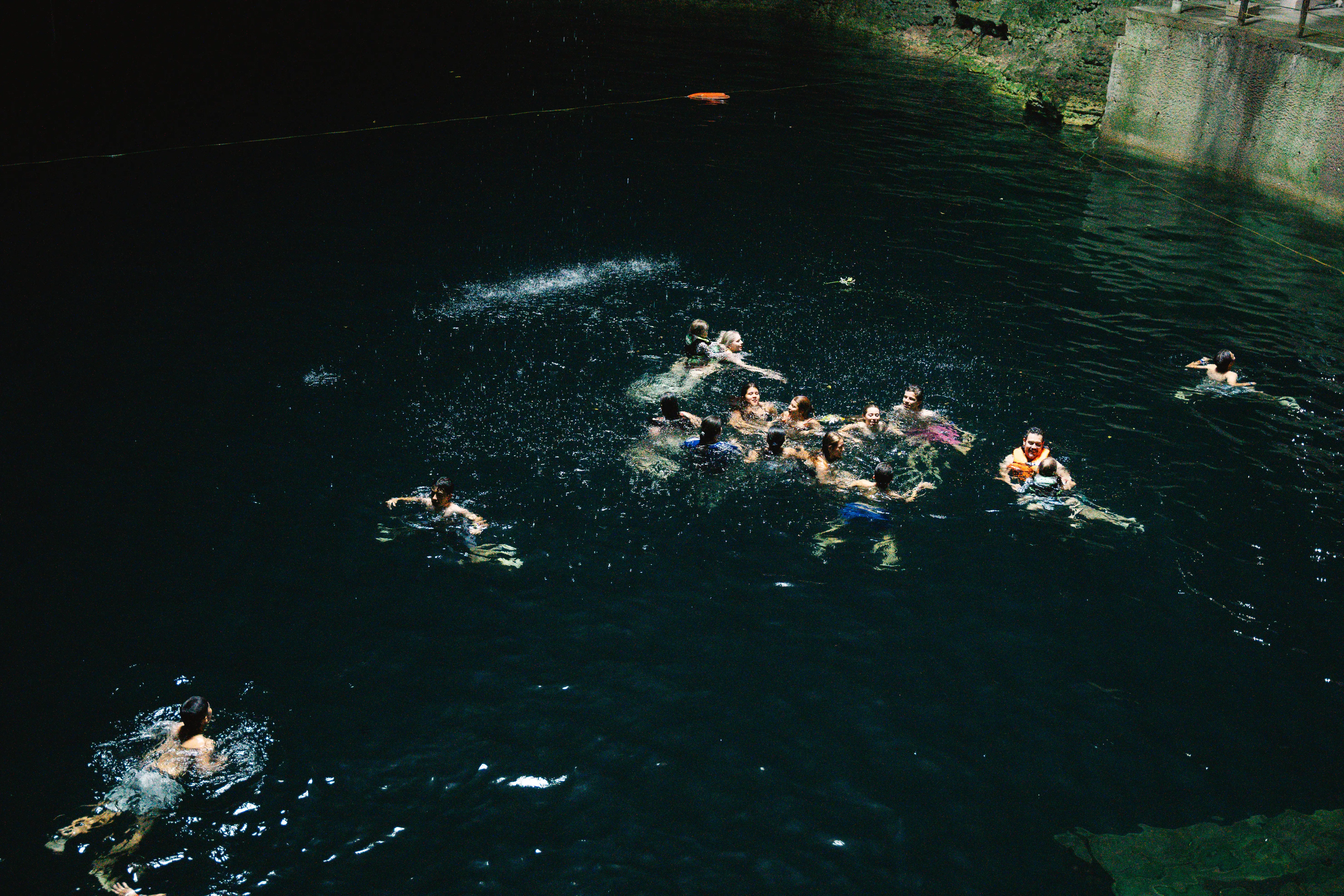 Refrescate en un cenote de aguas cristalinas