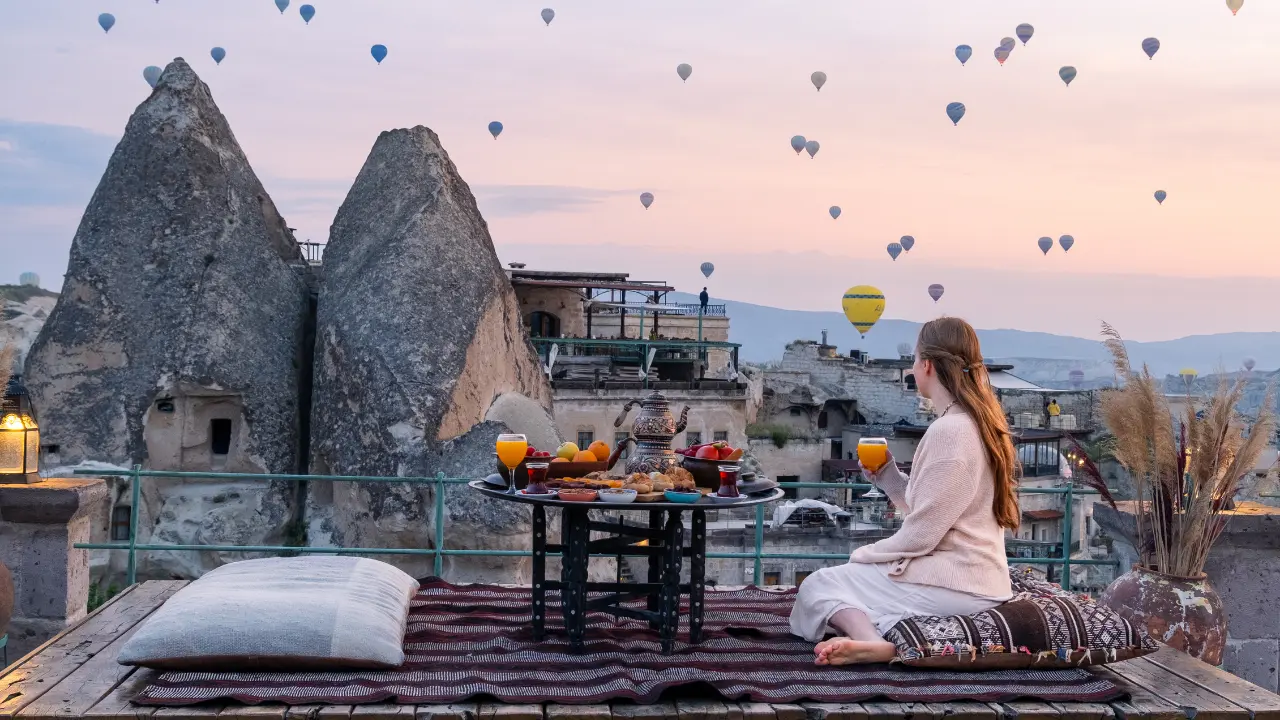 Visitarás mausoleos, palacios, ciudades subterráneas y ruinas que cuentan miles de años de historia viva