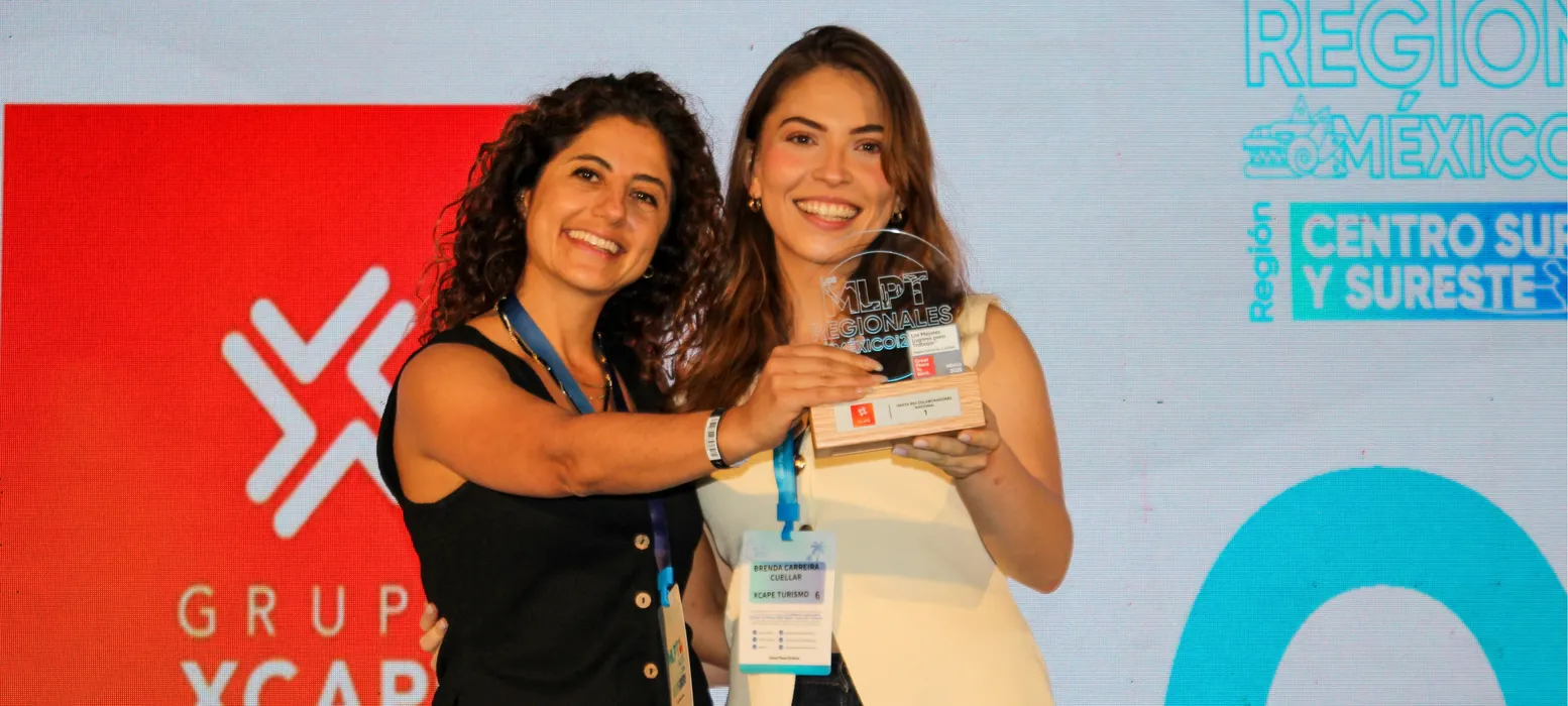 Equipo de Grupo Xcape celebrando reconocimiento Great Place To Work