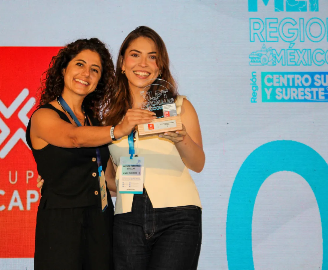 Equipo de Grupo Xcape celebrando reconocimiento Great Place To Work