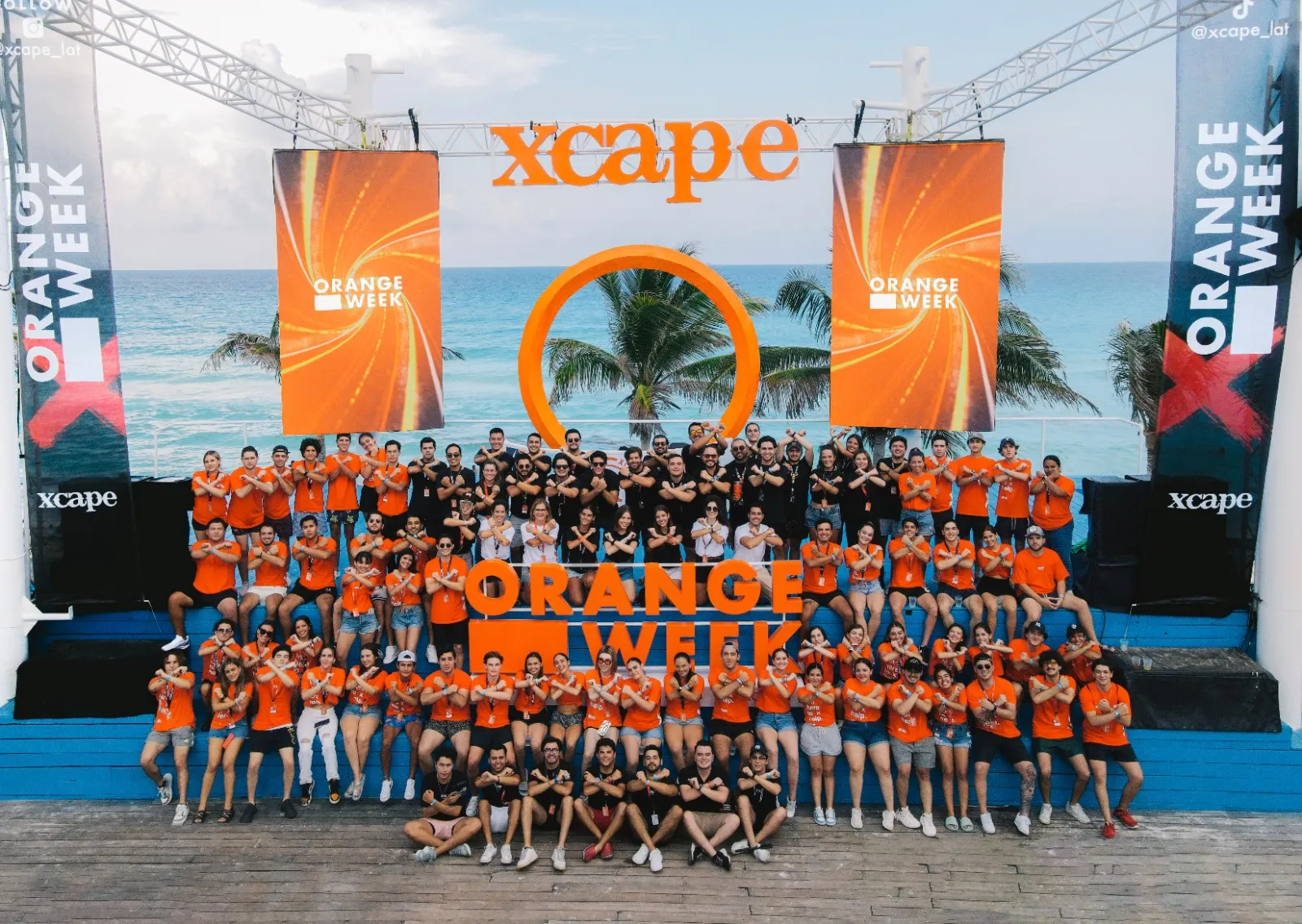 Video de fondo mostrando las oficinas de Xcape en Latinoamérica